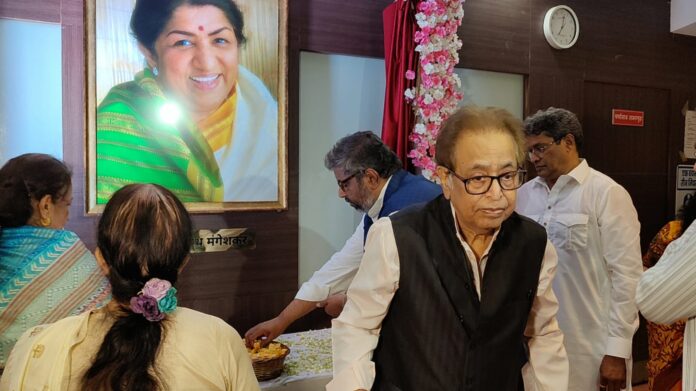 Asha Bhosle,आशा भोंसले ,विक्रम गोखले,लता मंगेशकर, हृदयनाथ मंगेशकर,उषा मंगेशकर