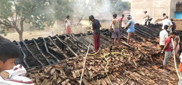 बिरनी,बिरनी प्रखंड ,घर मे लगी आग ,बिरनी बीडीओ,fire in house,संपत्ति को नुकसान