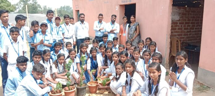 Children Progressive School के शिक्षकों ने छात्रों संग किया पौधारोपण