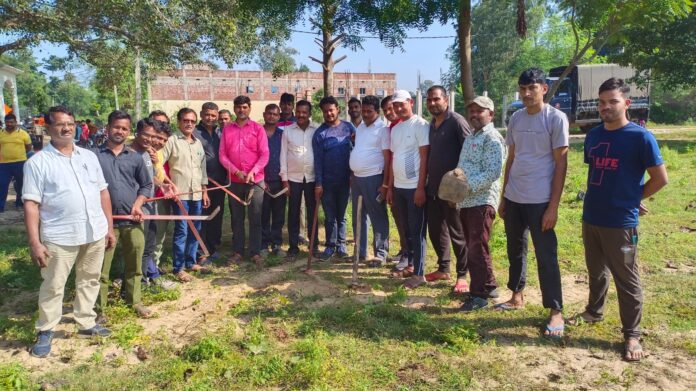 Barhi Police, Cobra 203 and journalist jointly launched a cleanliness campaign at the ancient Chhath Ghat of Barhi