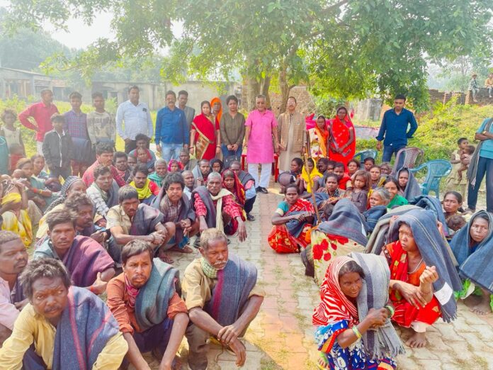 Barhi MLA Umashankar Akela distributed 130 blankets among Birhors