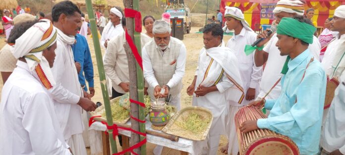 सरहुल पूजा उत्सव का उद्घाटन करते बिनोद विश्वकर्मा