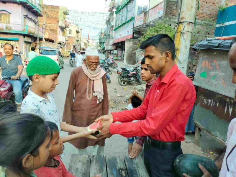 हजारीबाग यूथ विंग के द्वारा रोजेदारों के बीच किया गया तरबूज का वितरण