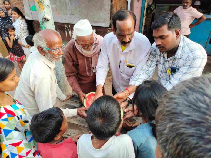 हजारीबाग यूथ विंग के द्वारा रोजेदारों के बीच किया गया तरबूज का वितरण