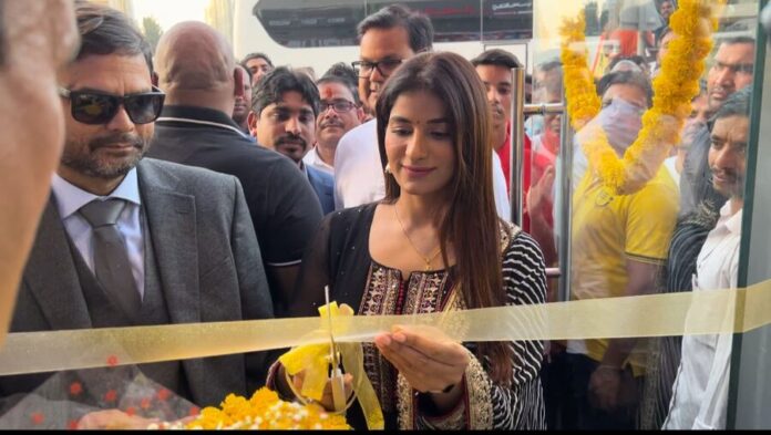 The stars of Bhojpuri film industry's sensational girl Poonam Dubey are on the rise these days. A few days ago, she was awarded the Most Gorgeous Actress Award in Bhojpuri Film Industry. And now the Purvanchal restaurant has been inaugurated in his hands in Dubai.