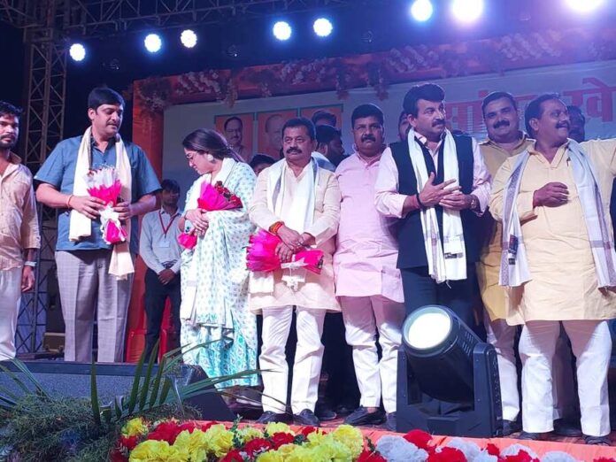 Manoj Tiwari and Dinesh Lal Nirhua honored Anand Bihari Yadav in Azamgarh MP Sports Festival!