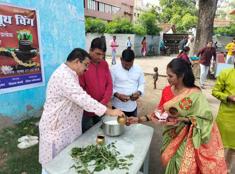 Hazaribagh Youth Wing distributed milk and belpatra on the third "Monday" of Sawan.