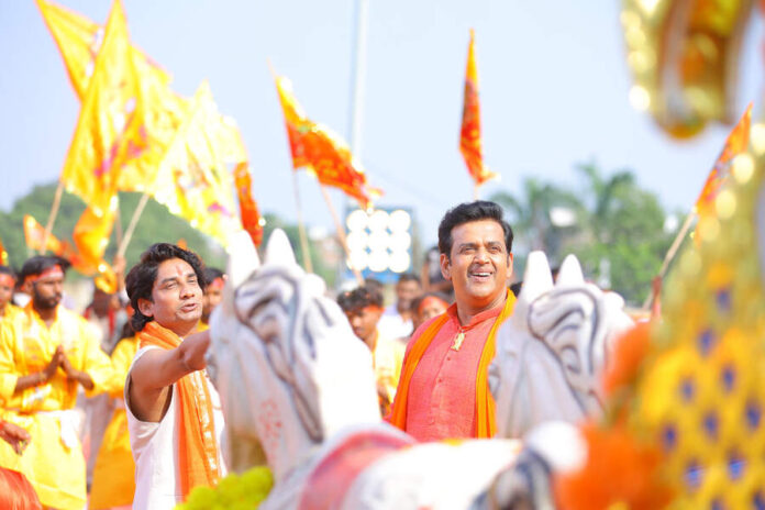 Ravi Kishan looked very happy after filming 