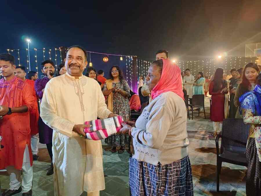 Hazaribagh College of Dental Sciences and Hospital,
Diwali Celebration,
Dr. Praveen Srinivas,
Roli Gupta,
Pari Foundation,
Blankets and Sweets Distribution,