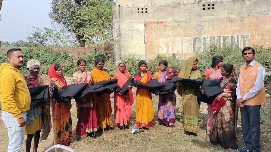 Hazaribagh Youth Wing distributed blankets in Narasimha Temple and various places.