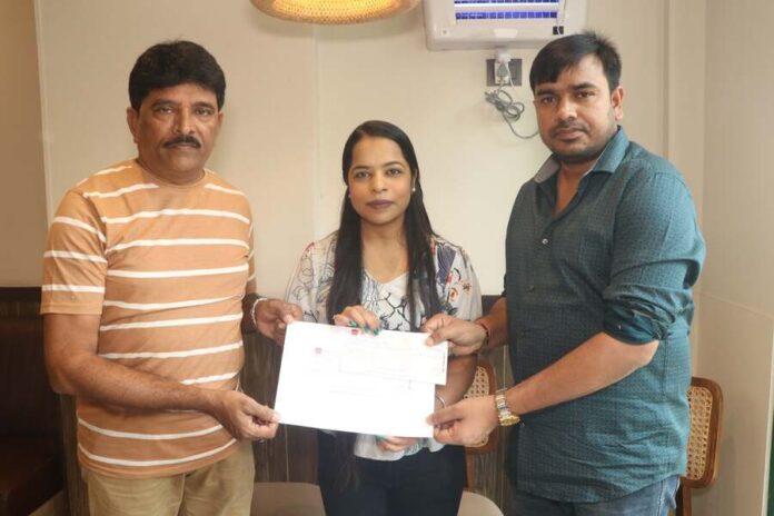 Dinesh Yadav Nirahua gave an honor of Rs 2 lakh to Anamika Trip who broke his promise!