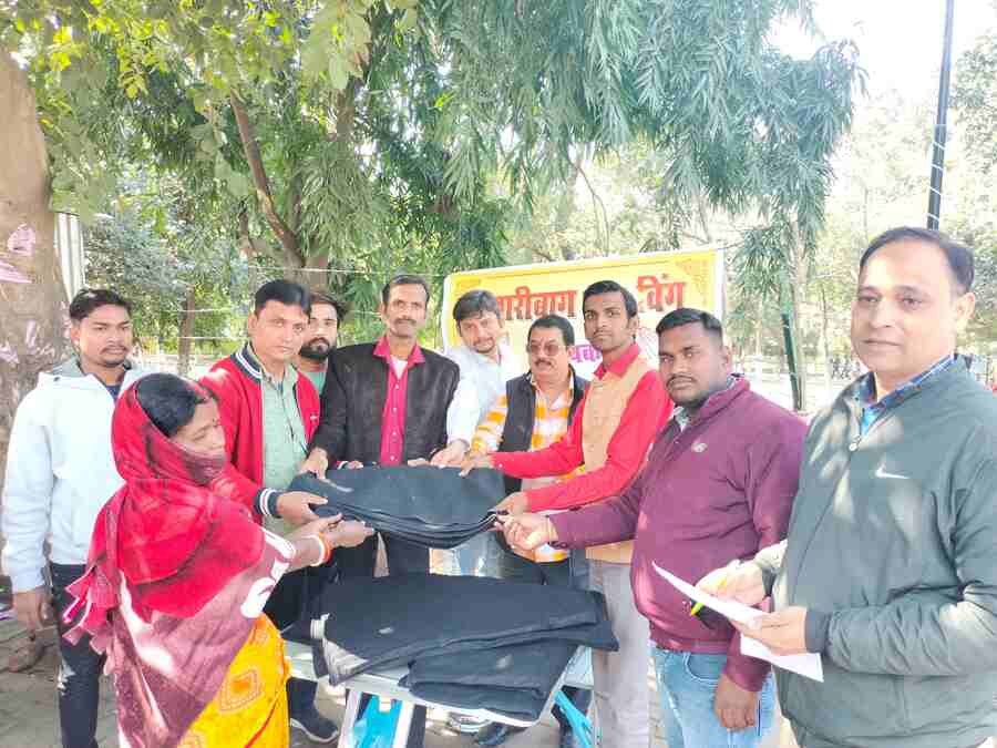 Hazaribagh Youth Wing distributed blankets among students and needy