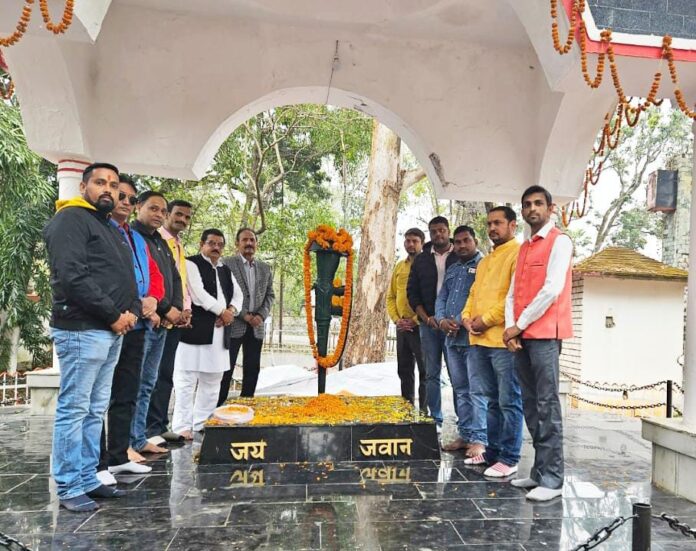 Hazaribagh Youth Wing paid tribute to the soldiers martyred in the Pulwama attack by reaching the memorial site on the fifth death anniversary.