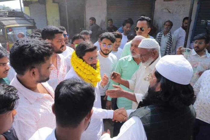 Independent candidate Harsh Ajmera visited various villages of Sadar block and took blessings from the people.