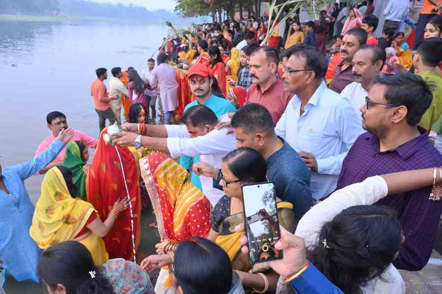 Hazaribagh: छठ महापर्व पर हजारीबाग झील घाट पहुंचे मुन्ना सिंह, सूर्य भगवान को नमन कर जिले की खुशहाली की कामना की