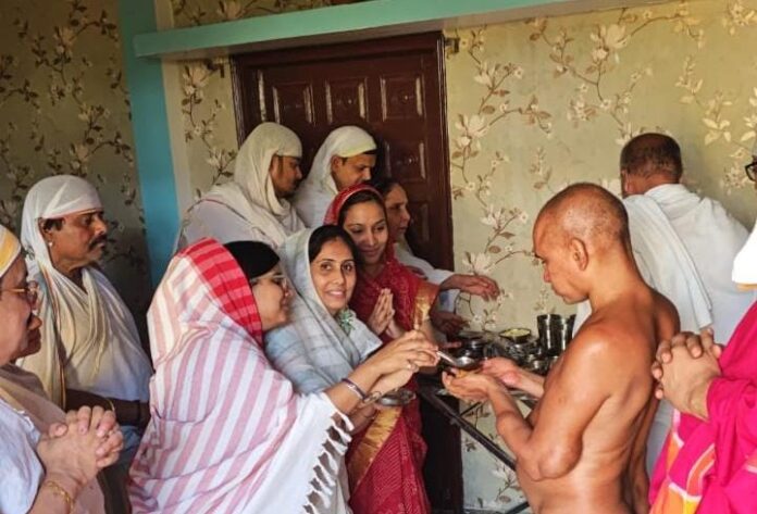 A proud moment for Chandra Prakash Jain family: The privilege of offering food to Muni Shri