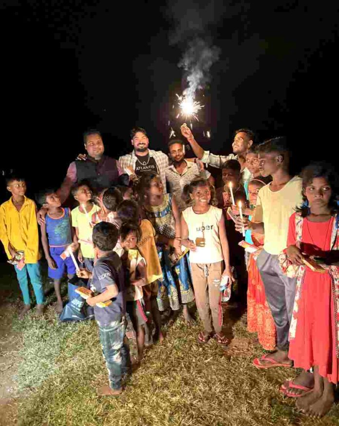 Tati Jhariya News: Divya Drishti team reached among the children with sweets and fireworks