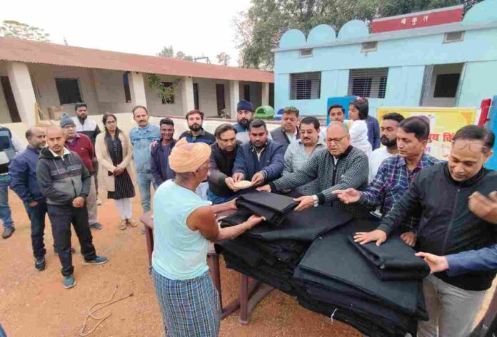 गौशाला में सामूहिकता और सेवा का अद्भुत संगम: हजारीबाग यूथ विंग का अनुकरणीय प्रयास