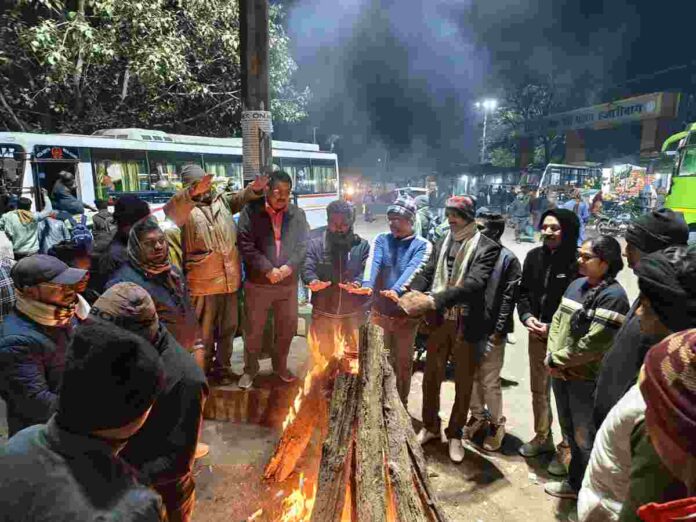 Hazaribagh Youth Wing fulfilled the responsibility of social service, arranged bonfires at squares and intersections