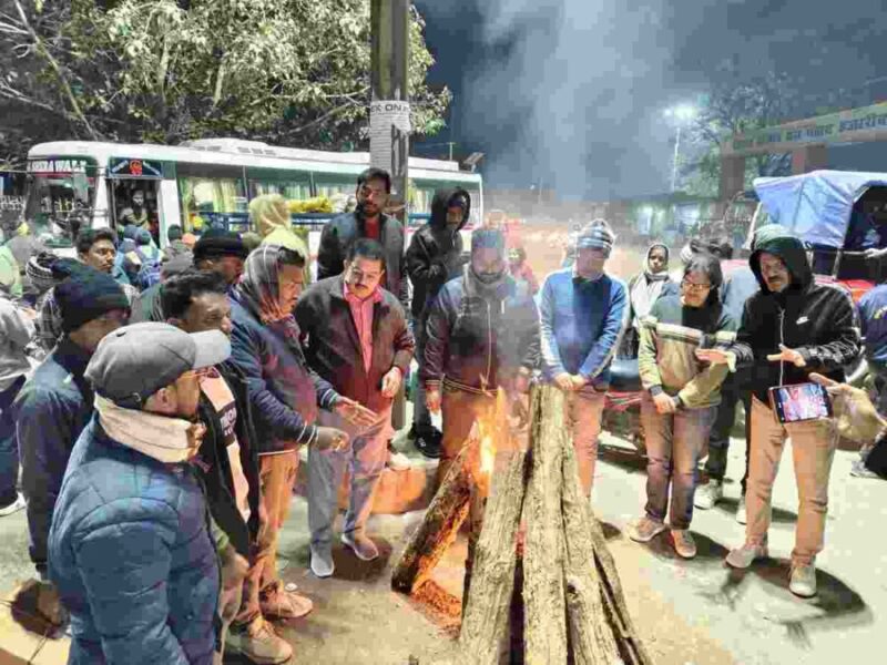 Hazaribagh Youth Wing fulfilled the responsibility of social service, arranged bonfires at squares and intersections