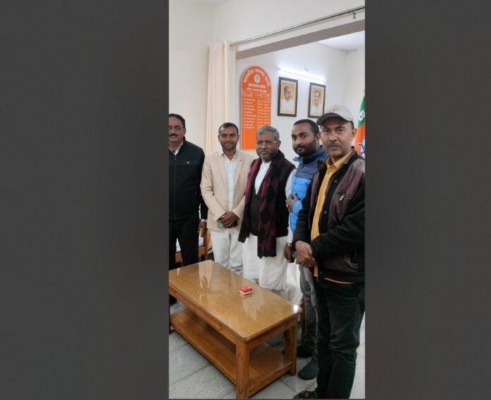 बाबूलाल मरांडी बने भाजपा विधायक दल के नेता, कर्मचारी साव ने दी बधाई