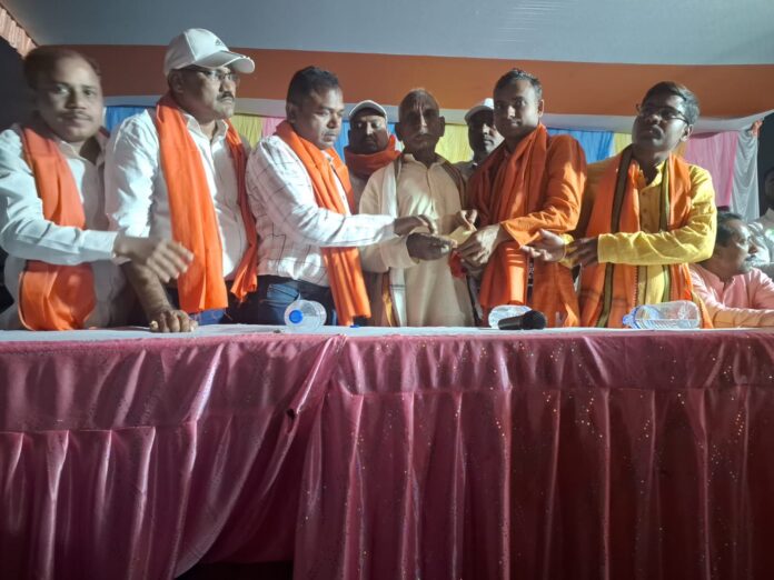 An attractive procession and tableau was taken out on the tenth day of Ram Navami in Deoria Khurd of Bariatu Panchayat