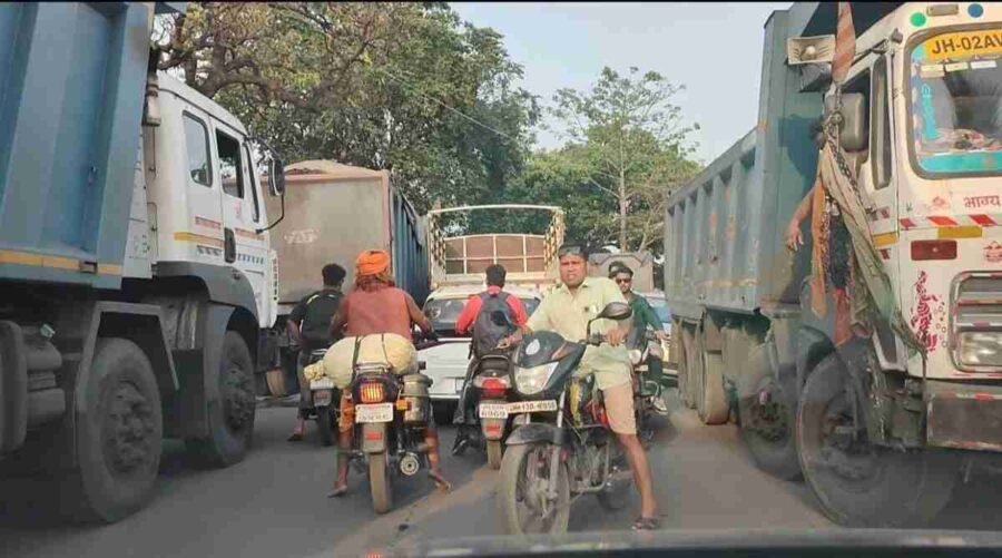 केरेडारी में कोल ट्रांसपोर्टिंग का कहर: धूल, प्रदूषण और लापरवाह तंत्र से बेहाल ग्रामीण 1 Coal transportation havoc in Keredari: Villagers suffering from dust, pollution and careless system