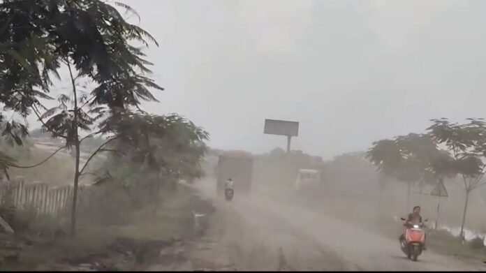 Coal transportation havoc in Keredari: Villagers suffering from dust, pollution and careless system