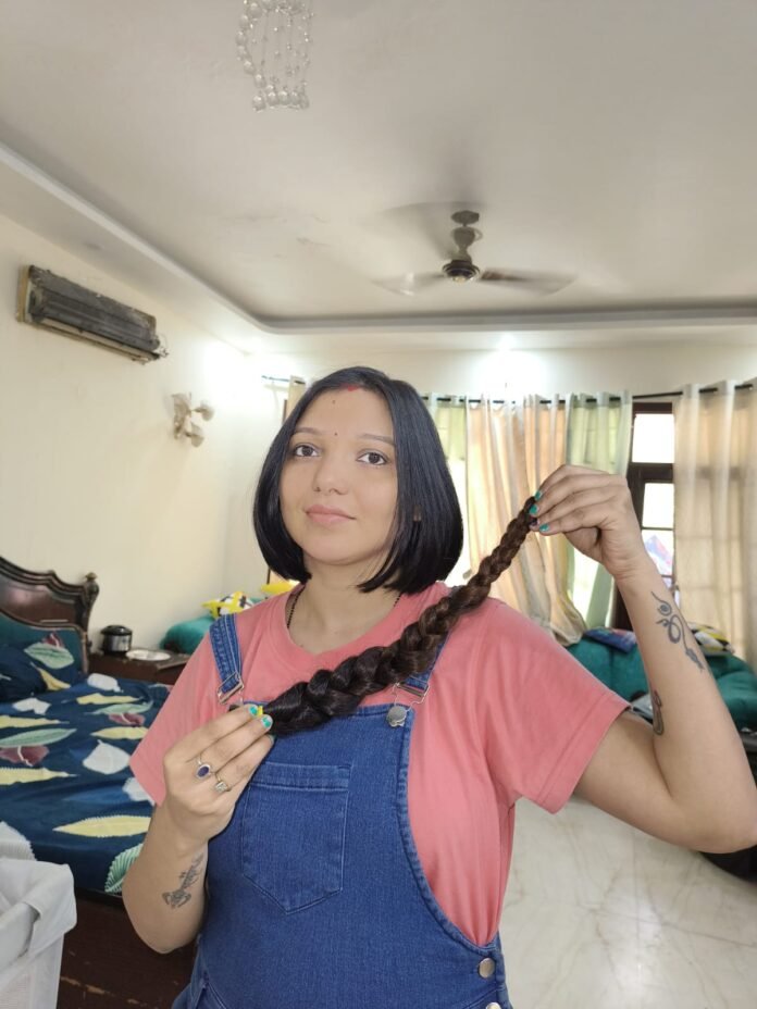 फिल्म एक्ट्रेस नेहा बंसल ने कैंसर पीड़ित को अपना हेयर डोनेट किया.