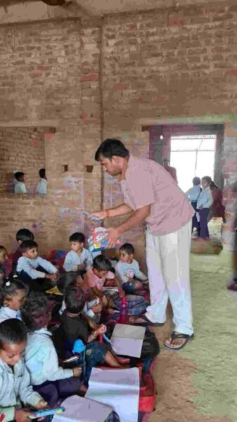 भूषण फैमिली फाउंडेशन की पहल सुमन पब्लिक स्कूल में बच्चों में बांटी गई चॉकलेट, खिले चेहरे ! 1 भूषण फैमिली फाउंडेशन